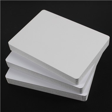 Taglio del pannello in schiuma di PVC